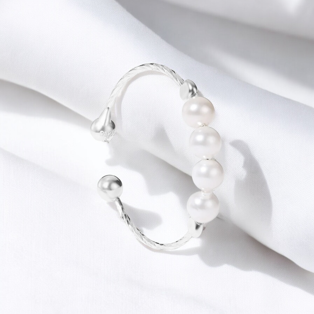 Silver ring met witte parels