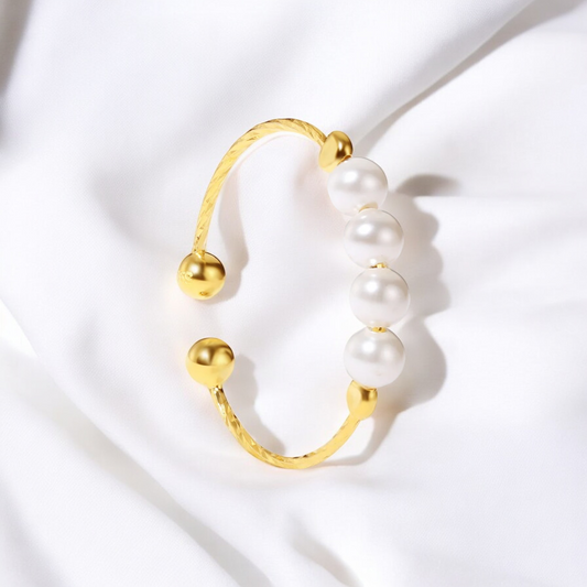 Gouden ring met witte parels